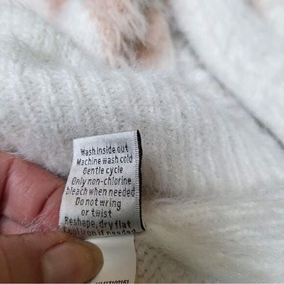 2/$30 Cozy Sweater with Argle Accents - Size Medium - Picture 6 of 6